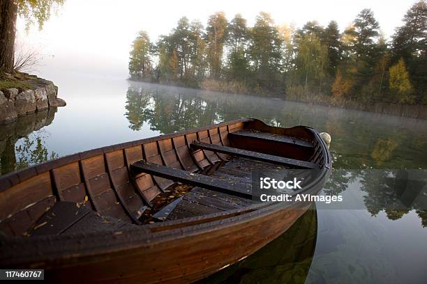 木製ボート霧の湖の近くストックホルム - かすみのストックフォトや画像を多数ご用意 - かすみ, スウェーデン, ストックホルム