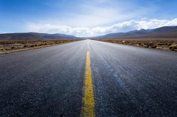 まっすぐな長い道のり。道路の背景にある山々 - landscape rural scene dry non urban scene ストックフォトと画像