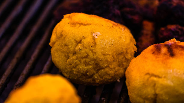 fermez-vous vers le haut de la polenta grillée traditionnelle roumaine avec le fromage, appelé «bulz». transylvanie spécifique, roumanie. - tirgoviste photos et images de collection