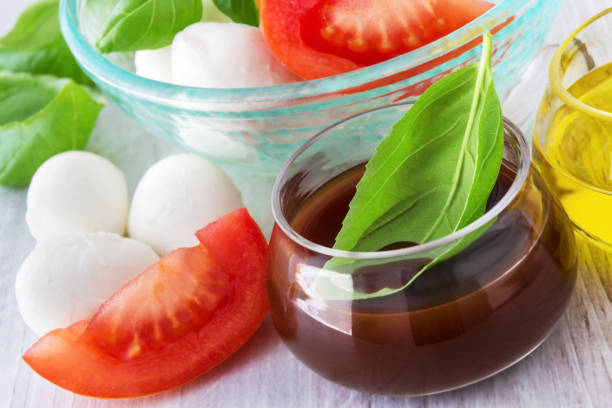 mozzarella, balsamico, pomidory i bazylia - salad mozzarella food balsamic vinegar zdjęcia i obrazy z banku zdjęć