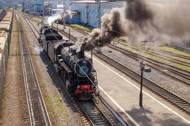 locomotiva de vapor velha na estação de kultuk para o passeio do turista ao longo da parte não-electrified da estrada de ferro de circum-baikal. - 3141 - fotografias e filmes do acervo