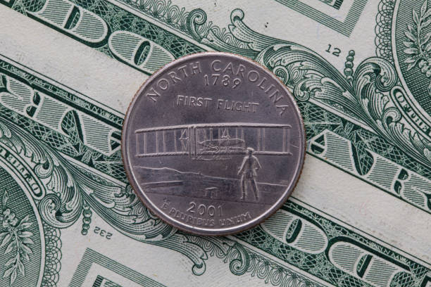 четверть северной каролины на долларовых купюрах. - stack quarter coin us coin стоковые фото и изображения