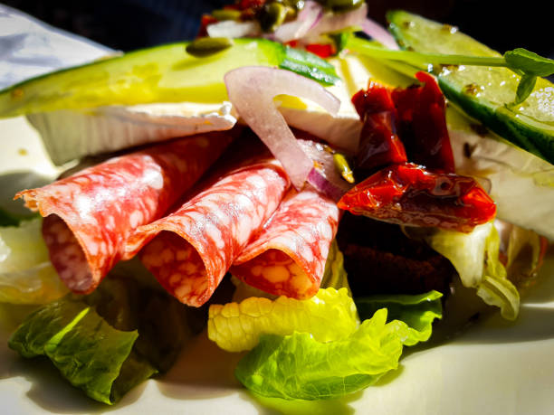 サラミとブリーの野菜のサンドイッチ。 - large cheese beautiful red ストックフォトと画像