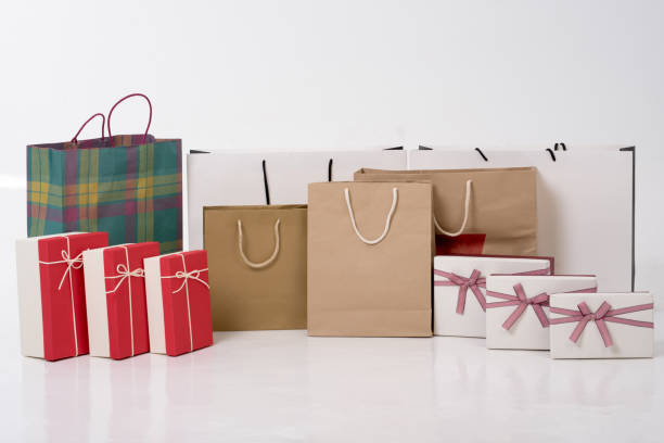 cajas de regalo y bolsas de regalo de colores aislados en blanco - shopping bag fotos fotografías e imágenes de stock