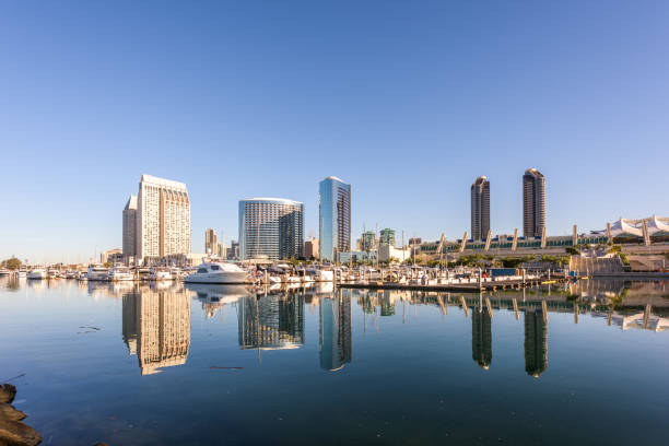 san diego, californie, usa cityscape - day san diego california harbor downtown district photos et images de collection