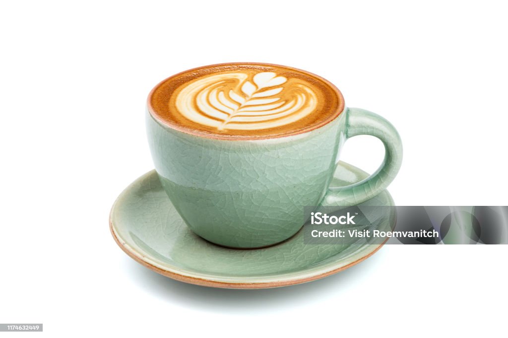 Seitenansicht von heißen Latte Kaffee mit Latte Kunst in einer Keramik grünen Tasse und Untertasse isoliert auf weißem Hintergrund mit Clipping-Pfad innen. - Lizenzfrei Kaffee - Getränk Stock-Foto