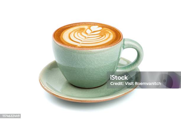 Seitenansicht Von Heißen Latte Kaffee Mit Latte Kunst In Einer Keramik Grünen Tasse Und Untertasse Isoliert Auf Weißem Hintergrund Mit Clippingpfad Innen Stockfoto und mehr Bilder von Kaffee - Getränk