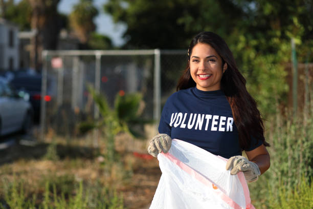 istock Volunteer Woman Horizontal Right 1174635643