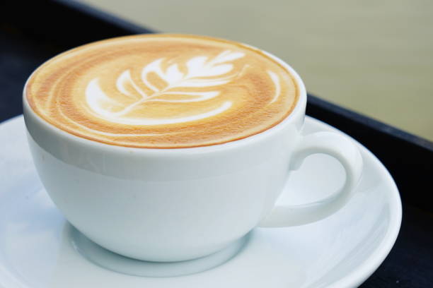 kubek latte na drewnianym stole - latté coffee glass pattern zdjęcia i obrazy z banku zdjęć