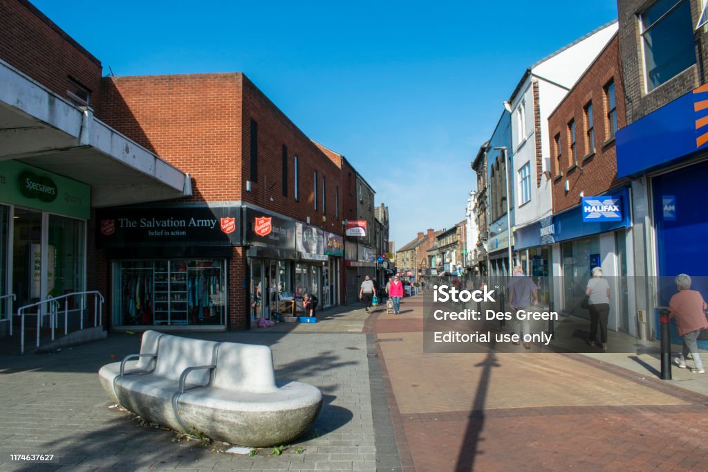Shopping di persone a Mexborough High Street, Mexborough, Doncaster, South Yorkshire, Inghilterra, 14 settembre 2019 - Foto stock royalty-free di Doncaster
