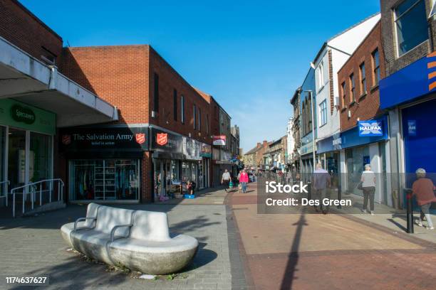 Shopping Di Persone A Mexborough High Street Mexborough Doncaster South Yorkshire Inghilterra 14 Settembre 2019 - Fotografie stock e altre immagini di Doncaster