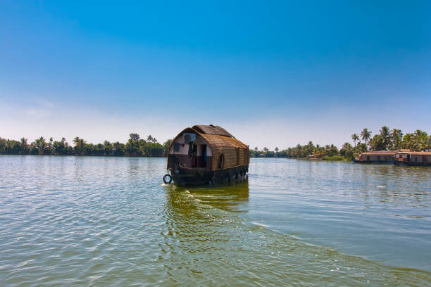 hausboot auf kerala backwaters in alleppey, indien - allepey stock-fotos und bilder