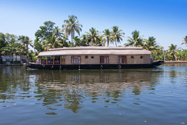 hausboot auf kerala backwaters in alleppey, indien - allepey stock-fotos und bilder