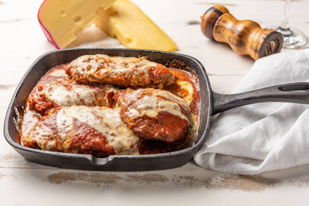 parmegiana steak also known as filet parmegiana in a black iron pan on a wooden white background, cheese and tomato sauce. - 292 imagens e fotografias de stock