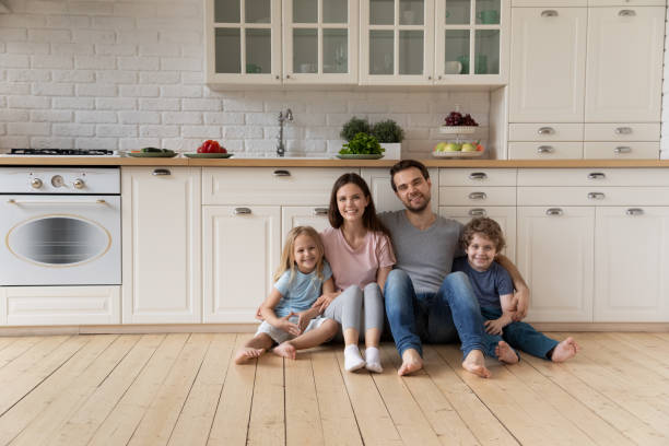 부엌에서 바닥에 앉아 행복한 가족의 초상화입니다. - small domestic kitchen apartment rental 뉴스 사진 이미지