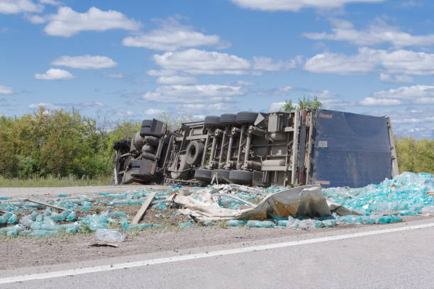 грузовик лежит на стороны на маршруте после аварии - tilt view стоковые фото и изображения