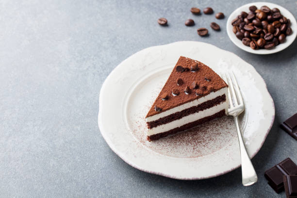 お皿にチョコレートのデコレーションを施したティラミスケーキ。灰色の石の背景。スペースをコピーします。 - tiramisu cake chocolate sweet food ストックフォトと画像