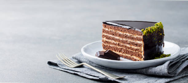 шоколадный торт на белой тарелке. серый каменный фон. копирование пространства. - cake chocolate cake chocolate gateaux стоковые фото и изображения