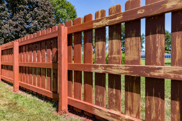 recinzione per la privacy in legno nel cortile con picchetti dipinti di rosso - privacy partition foto e immagini stock