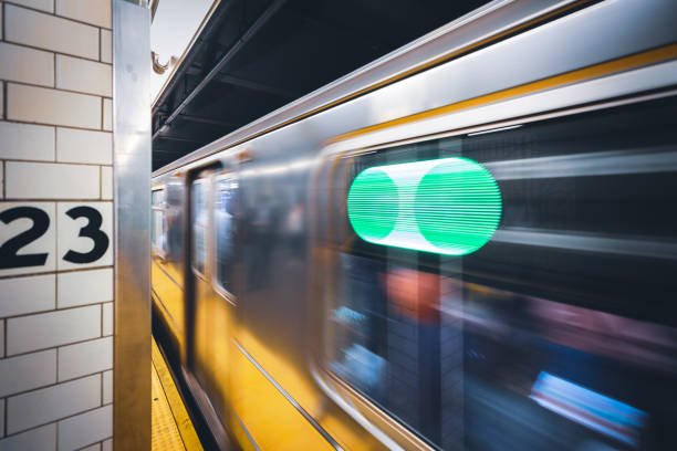 treno di eccesso di velocità - subway station subway train new york city people foto e immagini stock