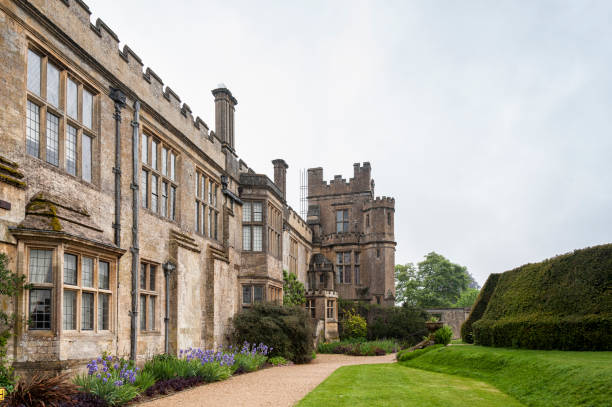 castelo de sudeley do século xvi e seus jardins em winchcombe, gloucestershire, cotswolds, inglaterra - castle combe - fotografias e filmes do acervo