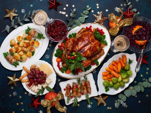 concepto de cena de navidad o año nuevo con pollo asado y varios platos de verduras. - holiday season turkey food fotografías e imágenes de stock