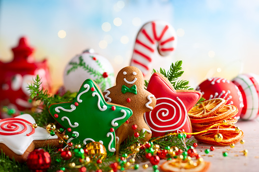 Concepto festivo con pan de jengibre navideño en forma de estrella, ramas de abeto y especias de invierno. photo