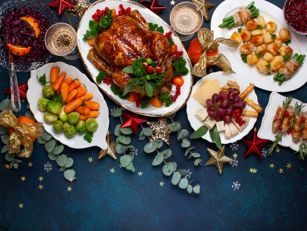 concept de dîner de noel ou du nouvel an avec du poulet rôti et divers plats de légumes. - refreshment dinner table vegetable photos et images de collection
