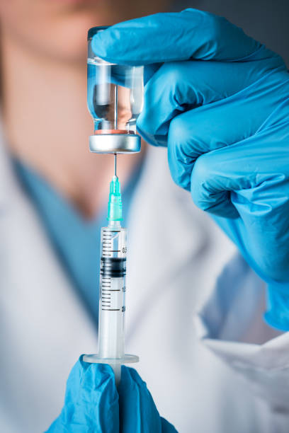 seringa, injeção médica à disposicão. equipamento de vacinação - injeção insulina luva - fotografias e filmes do acervo