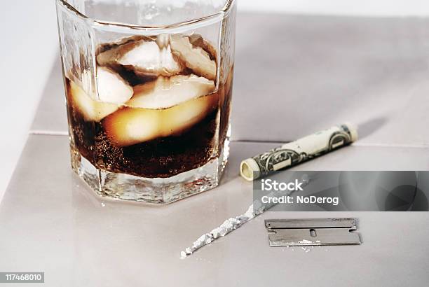 Rum Und Coke Stockfoto und mehr Bilder von US-Dollar-Geldschein - US-Dollar-Geldschein, Rolle, 1-Dollar-Schein