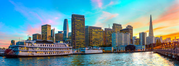 panorama panoramy san francisco patrząc z pier 7 w godzinach wieczornych - pier seven zdjęcia i obrazy z banku zdjęć