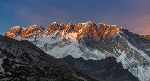 beau coucher du soleil au-dessus des montagnes himalayennes un jour clair. - base relief photos et images de collection