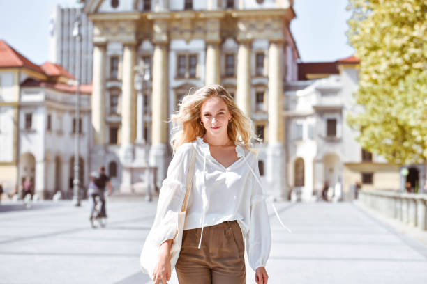 retrato de una hermosa joven en una ciudad - blouse fotografías e imágenes de stock