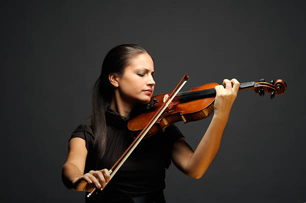 violinista - violinista fotografías e imágenes de stock