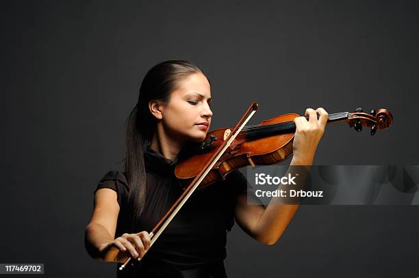 Violinista Foto de stock y más banco de imágenes de Violinista - Violinista, Orquesta sinfónica, Mujeres