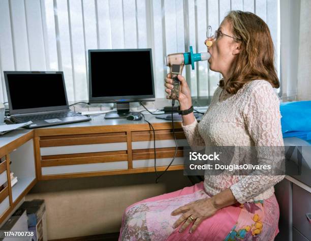 Reife Frau Die Lungenfunktionstest Und Spirometrie Durchführt Stockfoto und mehr Bilder von Raucherlunge