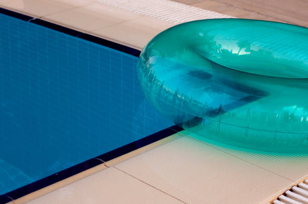 anillo inflable azul cerca de la piscina con agua. seguridad en el agua. - water park resort swimming pool public swimming pool beach ball fotografías e imágenes de stock