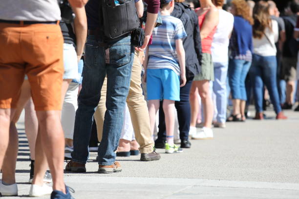 lange schlange von menschen, die in der schlange warten - länge stock-fotos und bilder