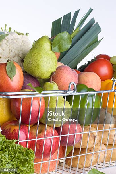 Greengrocery Cesta De Compras Foto de stock y más banco de imágenes de Alimento - Alimento, Cesta, Color - Tipo de imagen