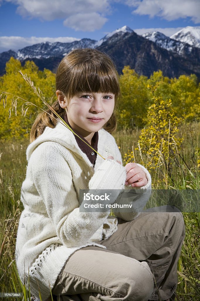 Piękna, młoda dziewczyna w góry Łąka - Zbiór zdjęć royalty-free (Adolescencja)