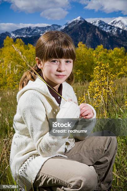Piękna Młoda Dziewczyna W Góry Łąka - zdjęcia stockowe i więcej obrazów Adolescencja - Adolescencja, Beztroski, Brązowe oczy
