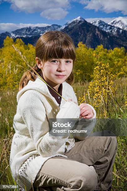 Красивая Молодая Девушка В Mountain Meadow — стоковые фотографии и другие картинки Беззаботный - Беззаботный, Вертикальный, Время года