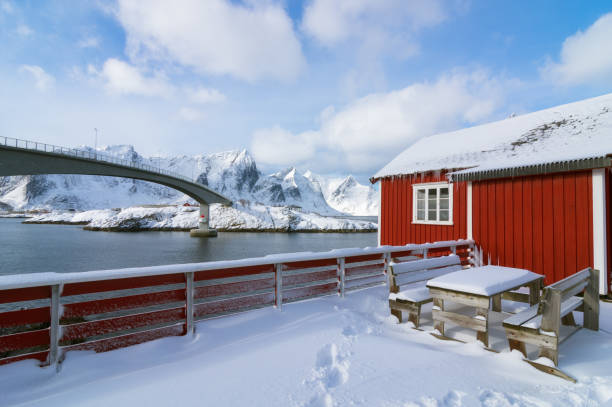 invierno en noruega. - norway chalet nordic countries bay fotografías e imágenes de stock