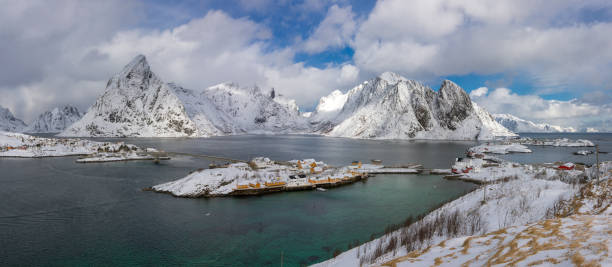 invierno en noruega. - norway chalet nordic countries bay fotografías e imágenes de stock