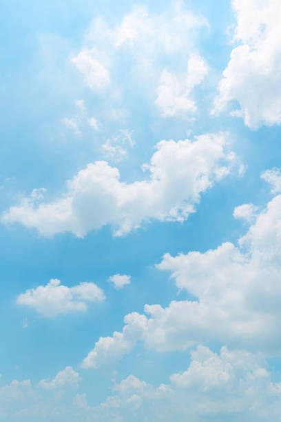 sfondo cielo blu chiaro, nuvole con sfondo. - outdoors scenics meteorology weather foto e immagini stock
