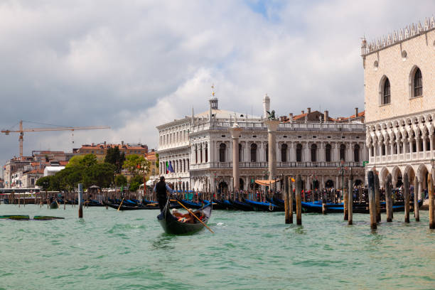 베니스곤돌리에, 이탈리아 - gondola venice italy canal sailor 뉴스 사진 이미지