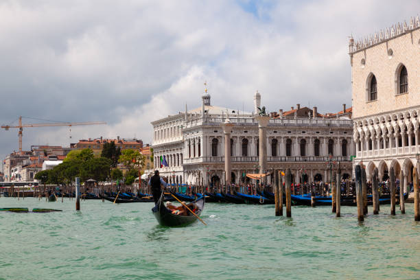 гондольер в венеции, италия - gondola venice italy canal sailor стоковые фото и изображения