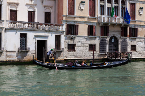 типичный вид венеции, италия - gondola venice italy canal sailor стоковые фото и изображения