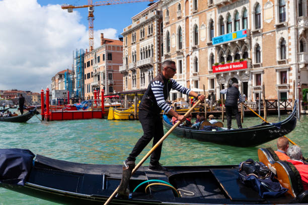 베니스곤돌리에, 이탈리아 - gondola venice italy canal sailor 뉴스 사진 이미지