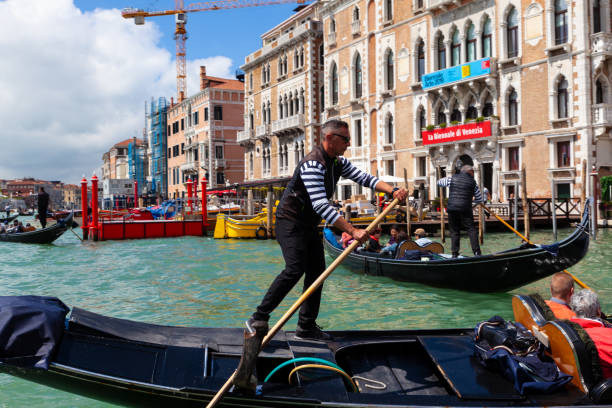 гондольер в венеци�и, италия - gondola venice italy canal sailor стоковые фото и изображения